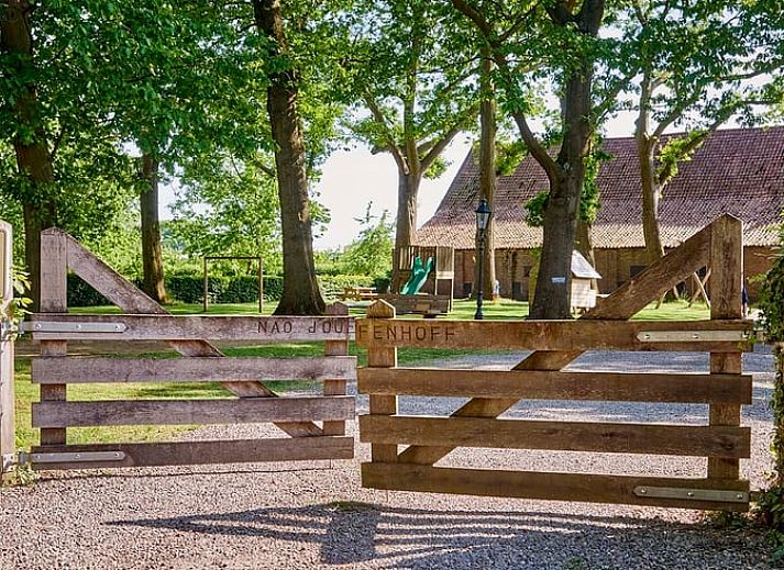 Gemuetlicher Innenbereich des Ferienhauses in Baarlo, Nord-Limburg, mit Holzbalken und stimmungsvoller Beleuchtung, ideal fuer einen entspannten Aufenthalt.