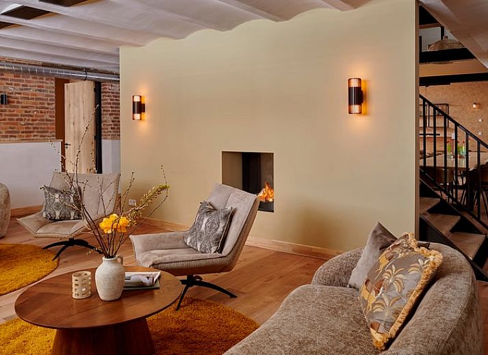 Gemuetliches Wohnzimmer im Ferienhaus in Baarlo, Nord-Limburg mit stilvoller Einrichtung und bequemem Ecksofa.