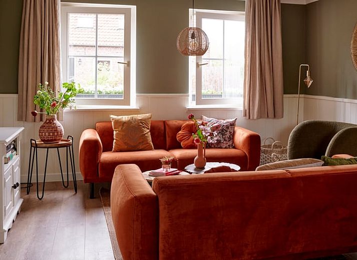 Gezellige zithoek in Huisje in Baarlo, Noord Limburg, met comfortabele banken en stijlvolle decoratie.