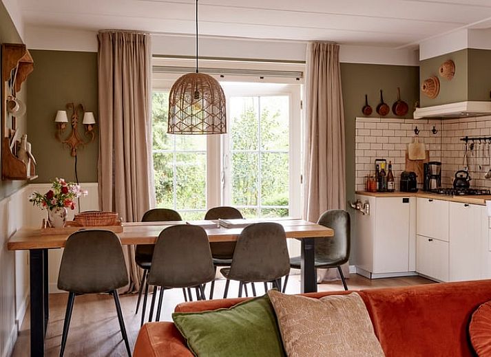 Gezellige zithoek in Huisje in Baarlo, Noord Limburg, met comfortabele banken en stijlvolle decoratie.