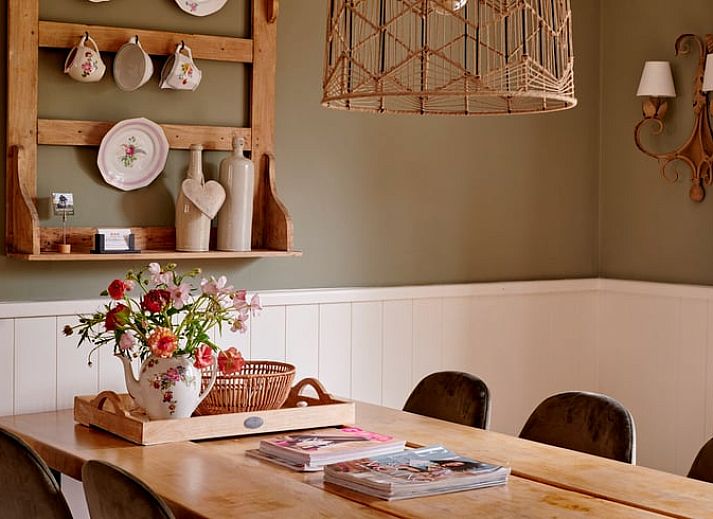 Lichte woonkamer in vakantiehuis Huisje in Baarlo, Limburg, met ruime ramen en warme kleuren.