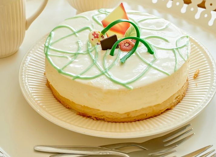 Lichte woonkamer in vakantiehuis Huisje in Baarlo, Limburg, met ruime ramen en warme kleuren.