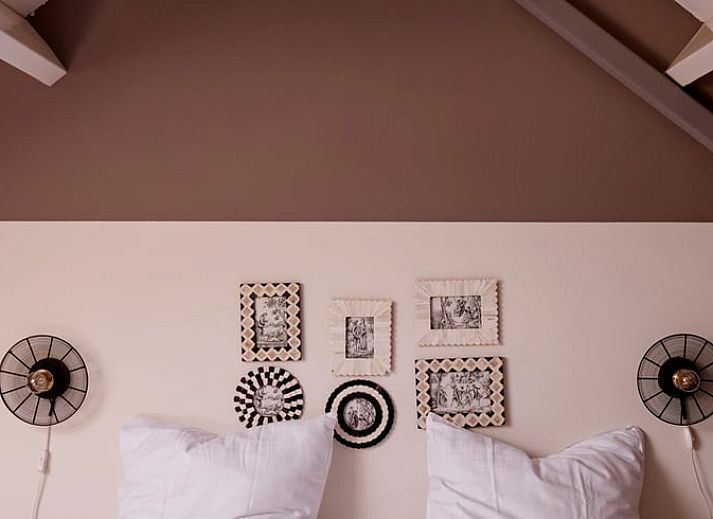 Detail van elegante salontafel in Huisje in Baarlo, Baarlo, met bloemen en boeken.