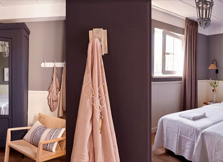 Eetkamer in Huisje in Baarlo, Noord Limburg, met houten tafel en uitzicht op de tuin.