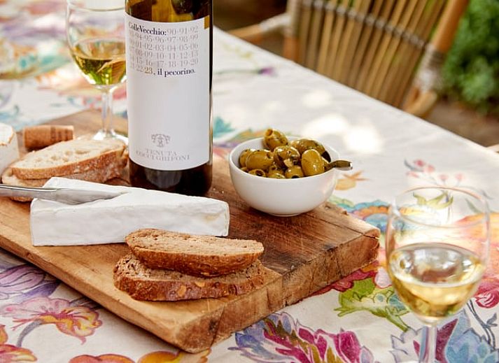 Moderne keuken in Huisje in Baarlo, Baarlo, met witte tegels en alle benodigde voorzieningen.