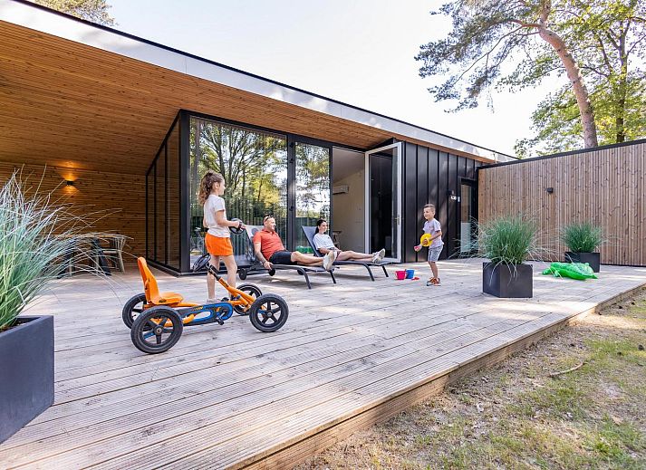 Gezellige veranda bij Bos Cottage in Maasbree, Noord Limburg, perfect voor families in dit vakantiehuis voor 6 personen.