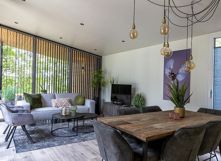 Gezellige veranda bij Bos Cottage in Maasbree, Noord Limburg, perfect voor families in dit vakantiehuis voor 6 personen.