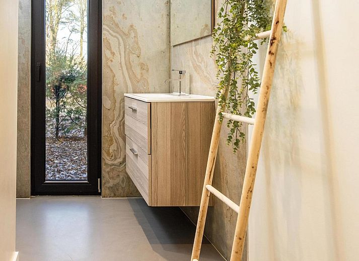 Gezellige veranda bij Bos Cottage in Maasbree, Noord Limburg, perfect voor families in dit vakantiehuis voor 6 personen.