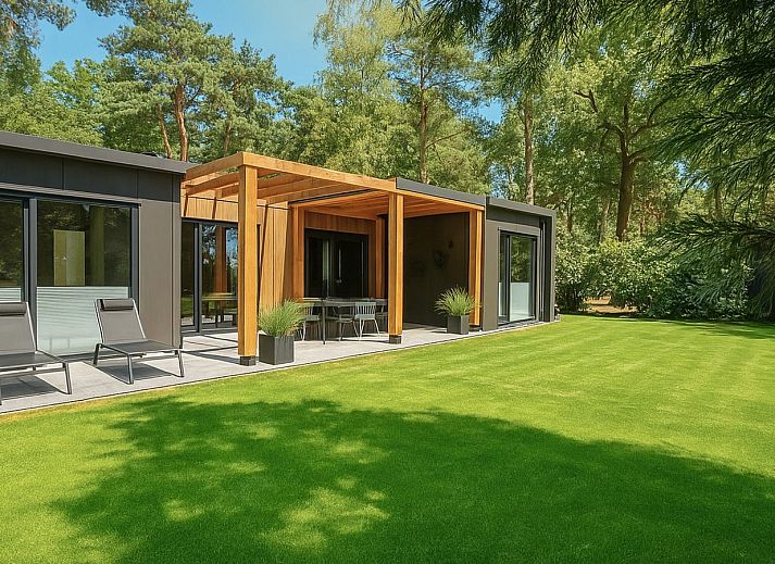 Geniet van de serene Bos Lodge in Maasbree, Noord Limburg, met een ruim terras en groene omgeving voor acht personen.