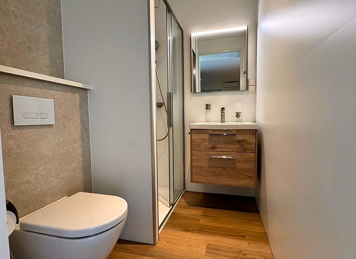 Geniet van de serene Bos Lodge in Maasbree, Noord Limburg, met een ruim terras en groene omgeving voor acht personen.