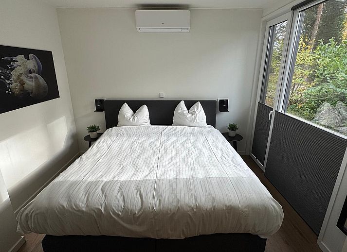 Bos Lodge in Maasbree, Noord Limburg, biedt ruimte voor 8 personen in een modern vakantiehuis omringd door groene natuur.