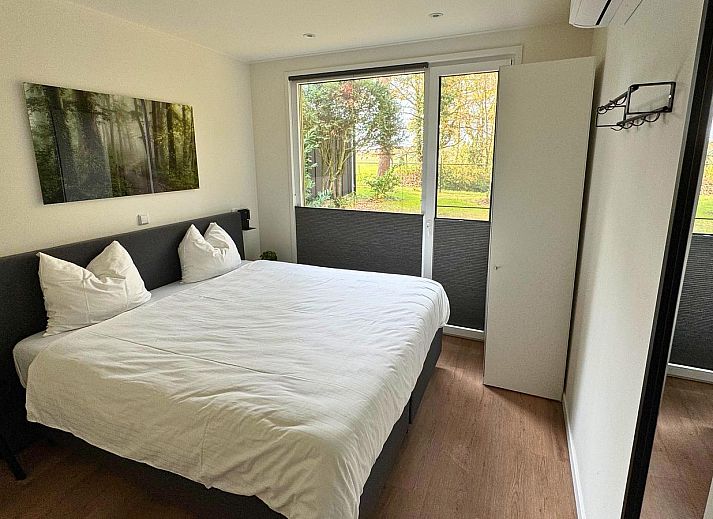 Bos Lodge in Maasbree, Noord Limburg, biedt ruimte voor 8 personen in een modern vakantiehuis omringd door groene natuur.