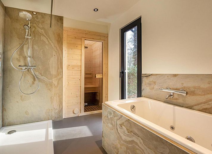 Waldhaeuschen mit Sauna und Whirlpool in Maasbree, Nord-Limburg. Geniessen Sie die moderne Veranda dieses schoenen Ferienhauses fuer 4 Personen.
