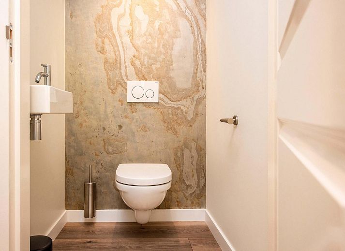 Waldhaeuschen mit Sauna und Whirlpool in Maasbree, Nord-Limburg. Geniessen Sie die moderne Veranda dieses schoenen Ferienhauses fuer 4 Personen.