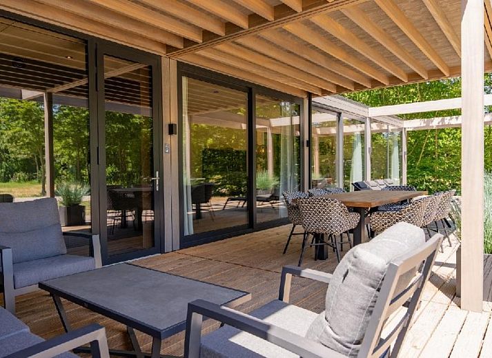 Geniessen Sie die moderne Veranda von Bos Villa DeLuxe XL, einem Ferienhaus fuer 4 Personen im gruenen Maasbree, Nordlimburg.