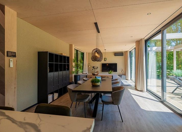 Geniessen Sie die moderne Veranda von Bos Villa DeLuxe XL, einem Ferienhaus fuer 4 Personen im gruenen Maasbree, Nordlimburg.