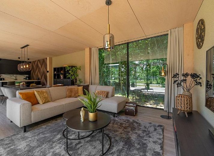 Geniessen Sie die moderne Veranda von Bos Villa DeLuxe XL, einem Ferienhaus fuer 4 Personen im gruenen Maasbree, Nordlimburg.