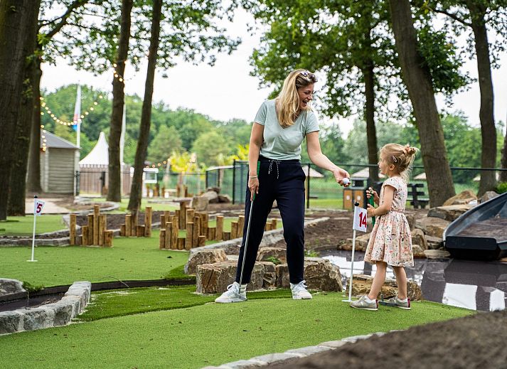 Luxurioeses Wohnzimmer in Bos Villa DeLuxe XL, Ferienhaus fuer 4 Personen in Maasbree, Limburg. Geraeumige Sitzecke mit Blick auf die gruene Natur.