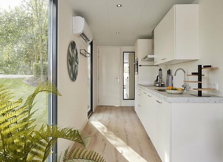 Water Cube Ferienhaus in Maasbree, Nord-Limburg, mit Blick auf den See und umgeben von Natur.