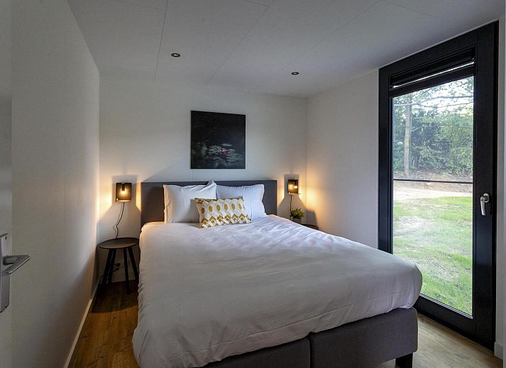 Water Cube Ferienhaus in Maasbree, Nord-Limburg, mit Blick auf den See und umgeben von Natur.