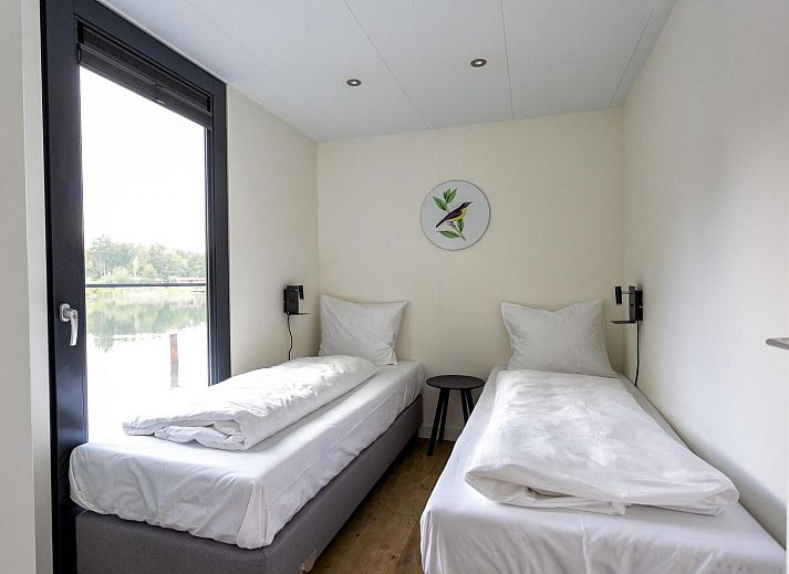 Moderne Kueche im Water Cube in Maasbree, Nord-Limburg, mit Blick auf den gruenen Garten.