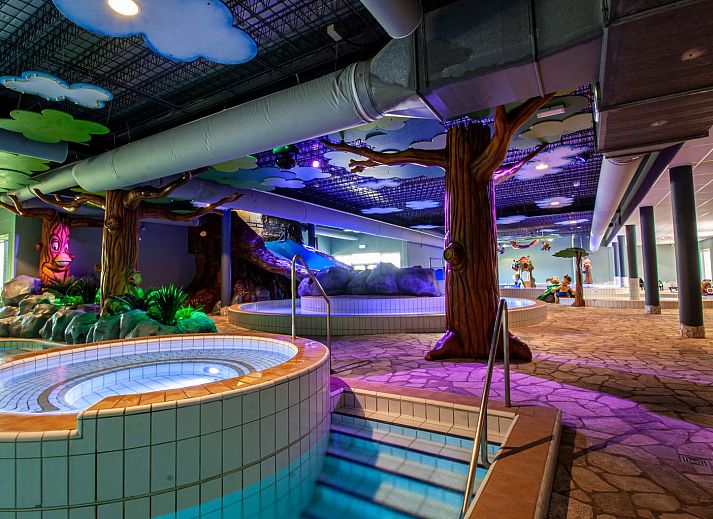 Helles Wohnzimmer im Ferienhaus Water Cube, Maasbree, Nord-Limburg, mit komfortablen Moebeln.