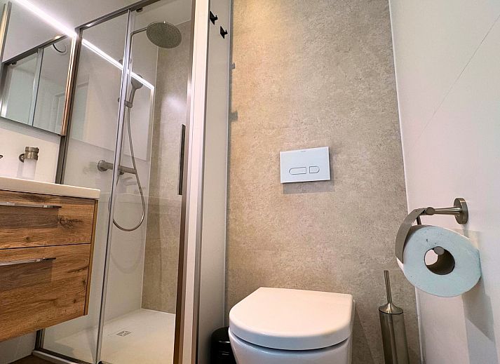 Der stilvolle Eingang des freistehenden Hauses in Maasbree, Limburg, heit die Urlauber herzlich willkommen.