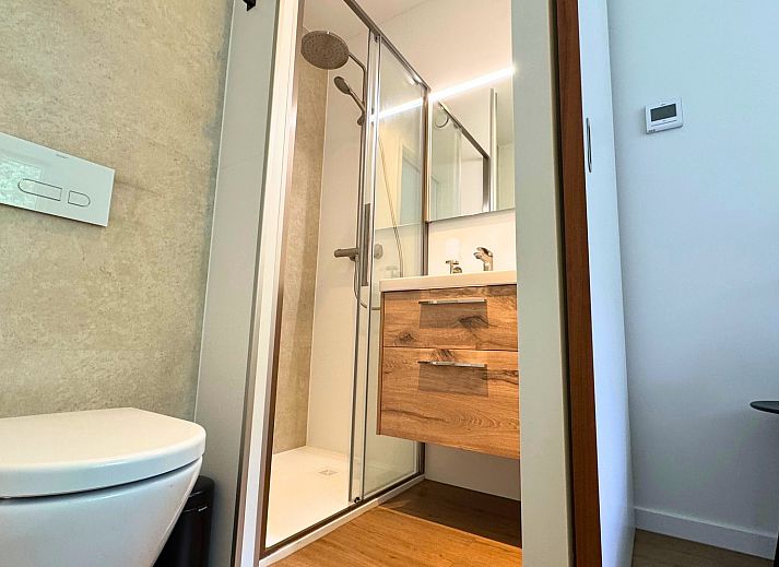 Gerumige Terrasse des Einfamilienhauses in Maasbree, Nord-Limburg, perfekt fr Mahlzeiten im Freien und Entspannung.