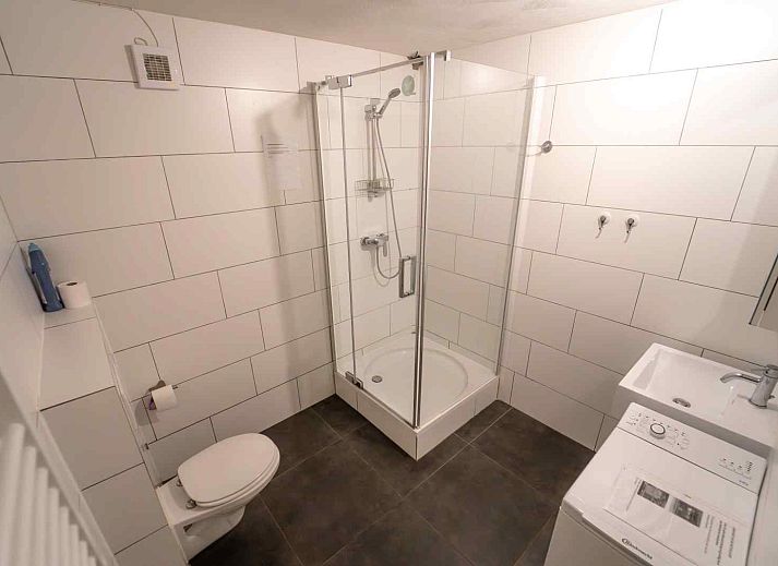 Ferienhaus L285 in Beesel, Limburg mit bunten Blumen im Vordergrund.