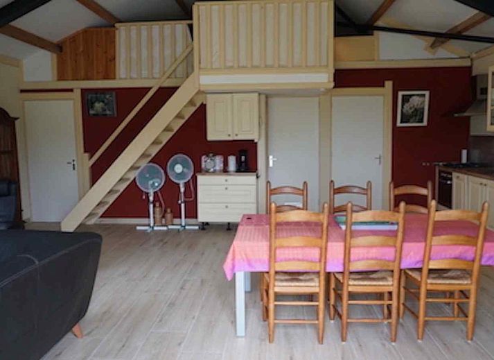 Ferienhaus L285 in Beesel, Limburg mit bunten Blumen im Vordergrund.