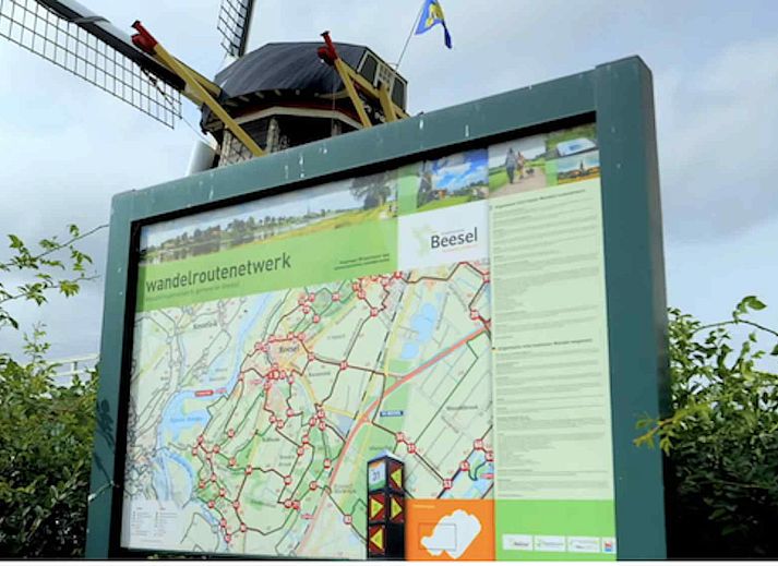 Ferienhaus L285 in Beesel, Limburg mit bunten Blumen im Vordergrund.