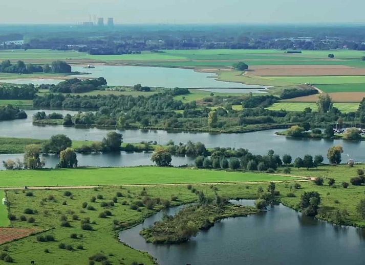 Ferienhaus L285 in Beesel, umgeben von ueppiger gruener Natur.