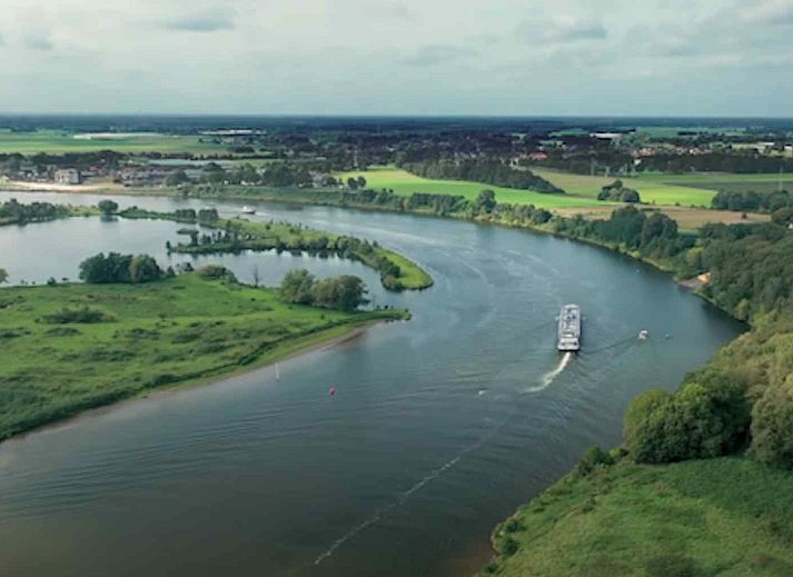 Ferienhaus L285 in Beesel, umgeben von ueppiger gruener Natur.