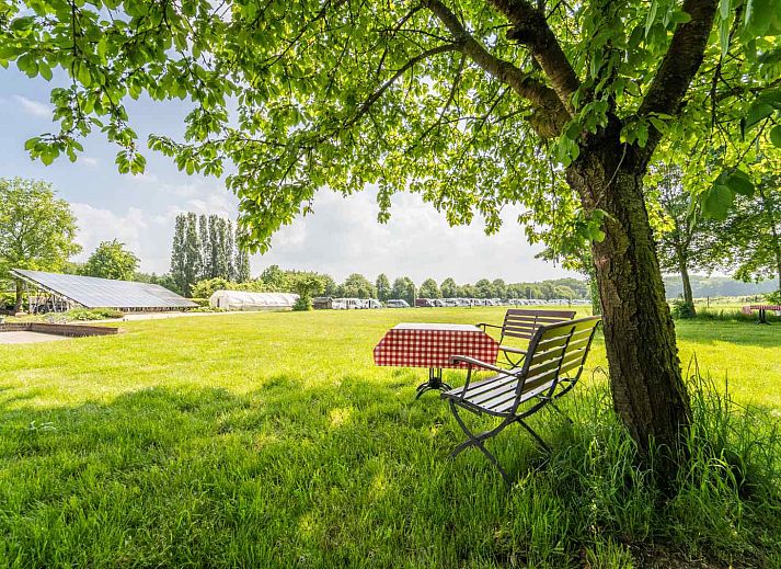Luftaufnahme der gruenen Umgebung des Ferienhauses L285 in Beesel, Limburg.