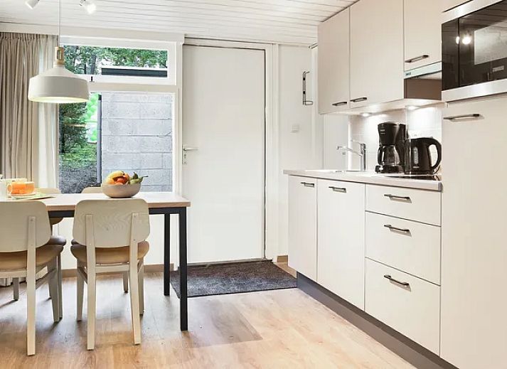 Gezellige woonkamer in De Lommerbergen 4-persoons bungalow 4B4 in Reuver, Noord Limburg.