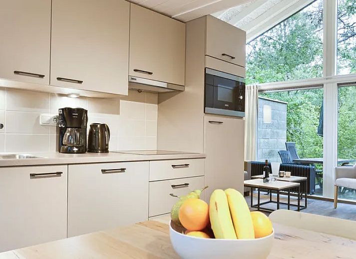 Gezellige woonkamer in De Lommerbergen 4-persoons bungalow 4B4 in Reuver, Noord Limburg.