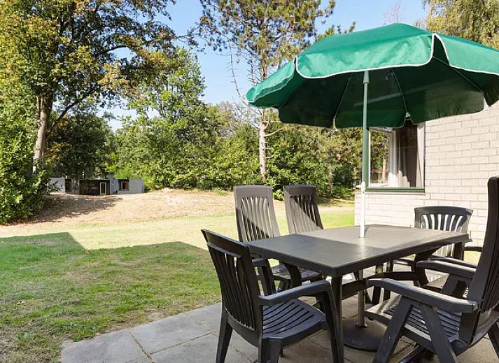 Gezellige woonkamer in De Lommerbergen 6-persoons bungalow 6C in Reuver, Noord Limburg met open haard en ruime zitplek.