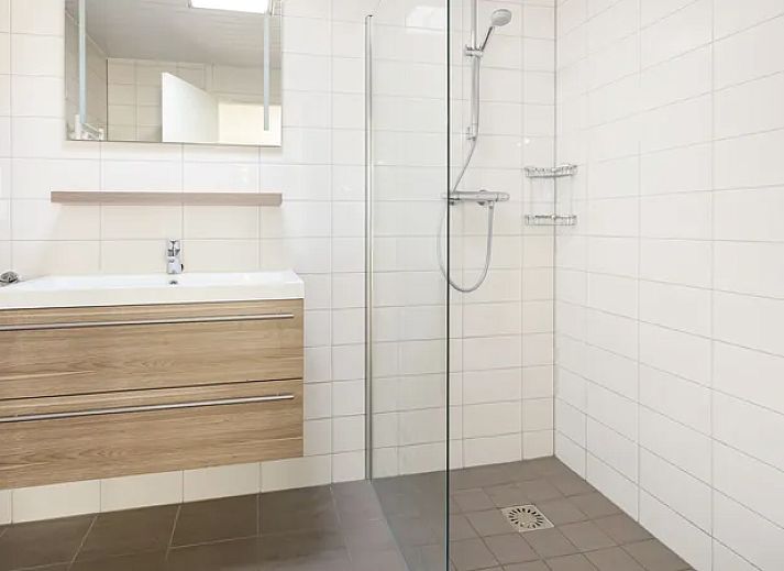 Lichte zithoek met uitzicht op tuin in De Lommerbergen 6-persoons bungalow 6C in Reuver, Noord Limburg voor ontspannen verblijf.