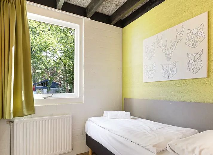 Lichte zithoek met uitzicht op tuin in De Lommerbergen 6-persoons bungalow 6C in Reuver, Noord Limburg voor ontspannen verblijf.