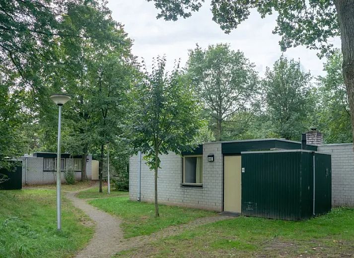 Lichte zithoek met uitzicht op tuin in De Lommerbergen 6-persoons bungalow 6C in Reuver, Noord Limburg voor ontspannen verblijf.