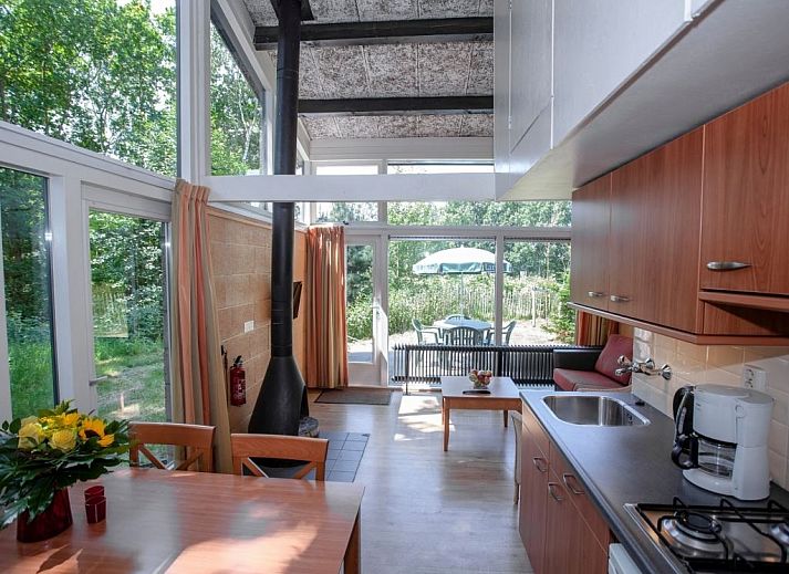 De Lommerbergen 4-Personen-Bungalow in Reuver, Limburg, umgeben von gruener Natur und ruhiger Umgebung.