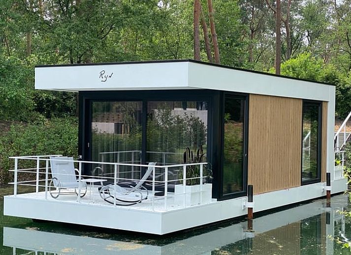 Moderne Glamping-Lodge im Ferienhaus in Merselo, Nord-Limburg, mit Blick auf das Wasser.