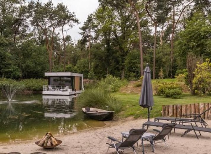 Moderne Glamping-Lodge im Ferienhaus in Merselo, Nord-Limburg, mit Blick auf das Wasser.