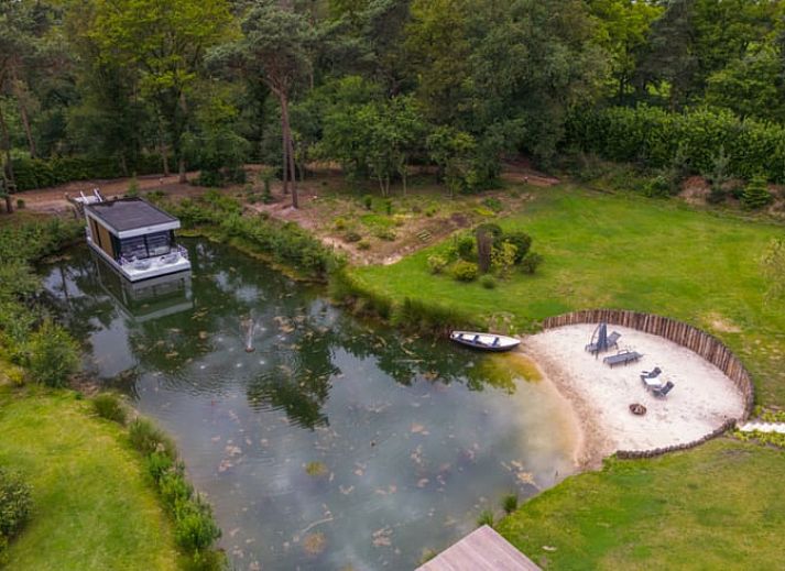 Moderne Glamping-Lodge im Ferienhaus in Merselo, Nord-Limburg, mit Blick auf das Wasser.