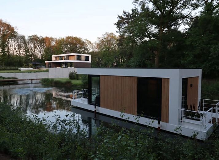 Moderne Glamping-Lodge im Ferienhaus in Merselo, Nord-Limburg, mit Blick auf das Wasser.