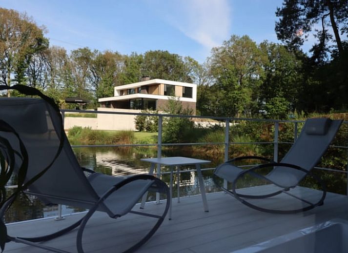 Moderne Glamping-Lodge im Ferienhaus in Merselo, Nord-Limburg, mit Blick auf das Wasser.