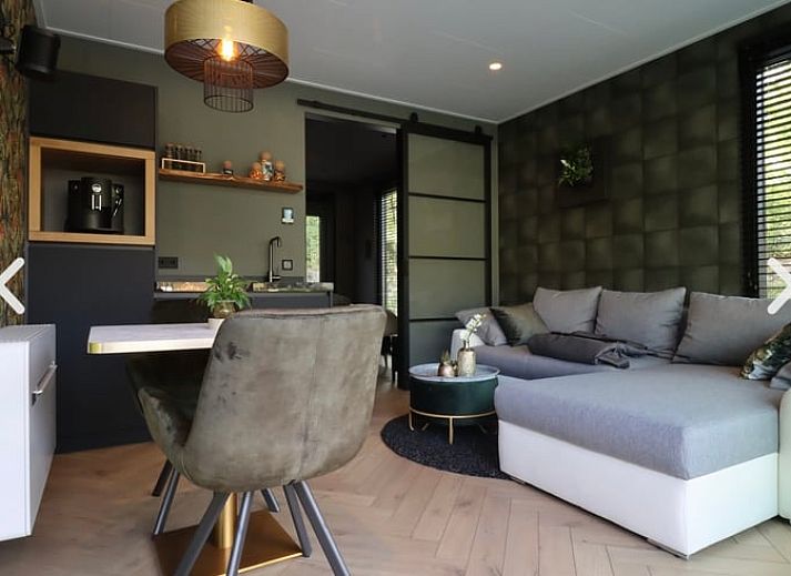 Rustikaler Strand in der Naehe des Ferienhauses in Merselo, Nord-Limburg, mit Liegestuehlen und einem Boot.