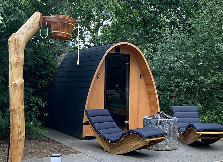 Luftaufnahme eines Ferienhauses in Merselo, Nord-Limburg, mit Teich und gruener Umgebung.