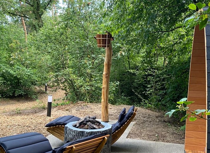 Luftaufnahme eines Ferienhauses in Merselo, Nord-Limburg, mit Teich und gruener Umgebung.