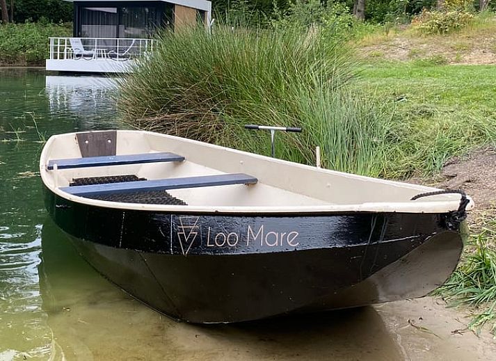 Luftaufnahme eines Ferienhauses in Merselo, Nord-Limburg, mit Teich und gruener Umgebung.